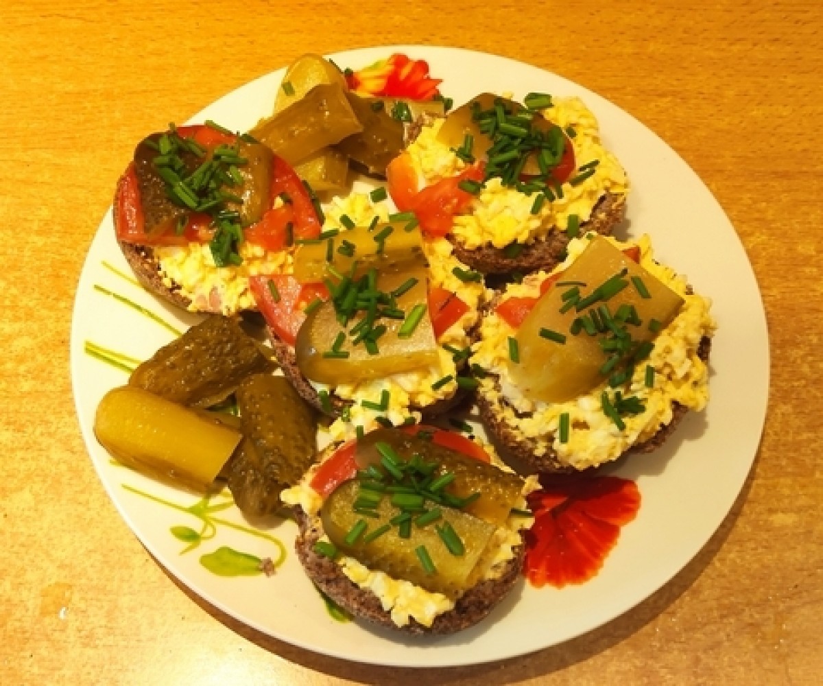 Egg and bacon paste sandwiches with tomato and cucumber