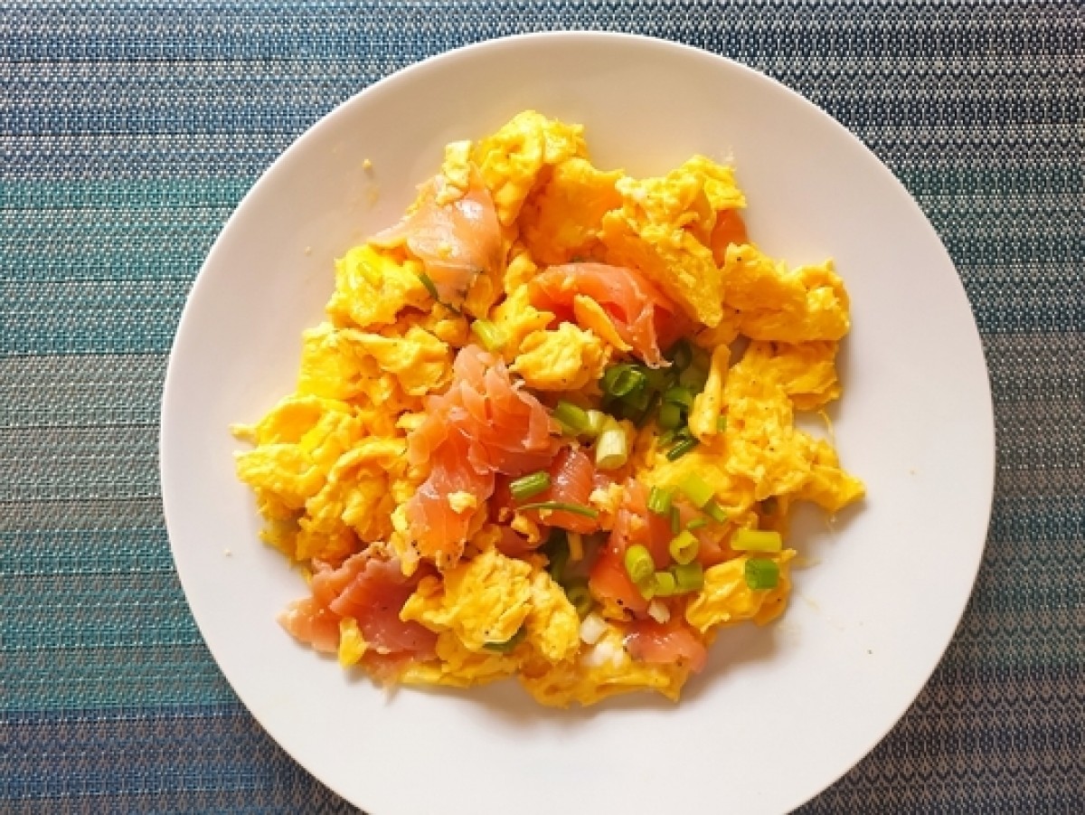 Scrambled eggs with smoked salmon and chives