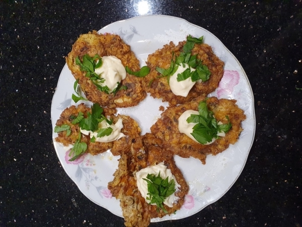 Cheese and mushrooms pancakes with garlic sauce