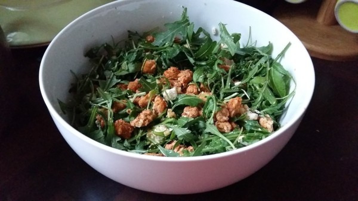 Salat mit Hähnchen und Nüssen