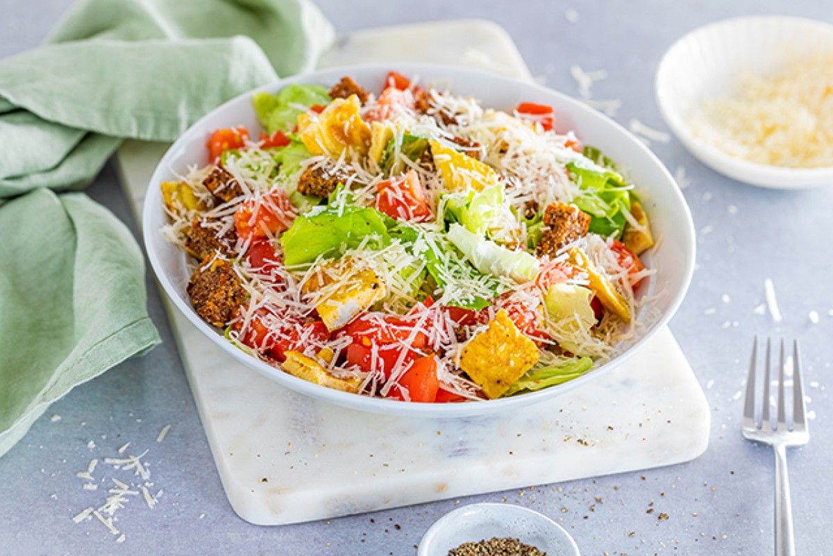 Salade à l’omelette, au parmesan et aux croûtons