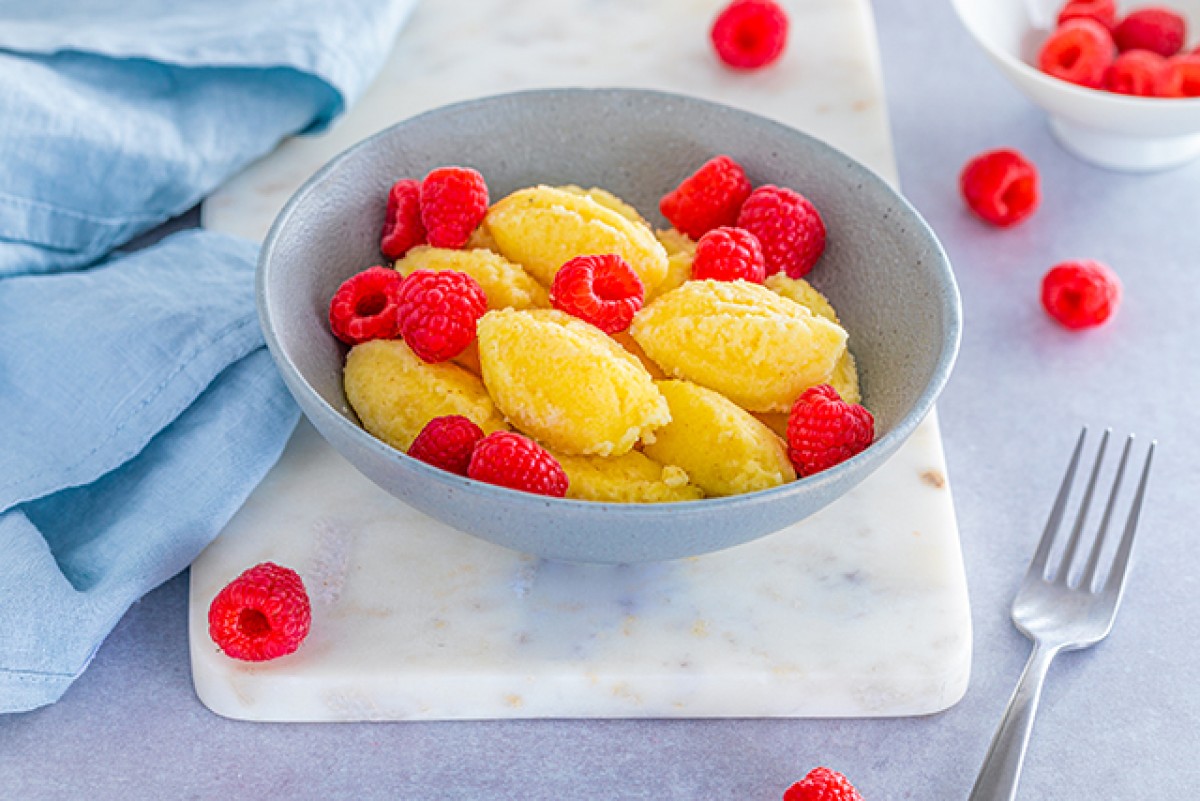 Knedle (gnocchis polonais) de semoule accompagnés de framboises