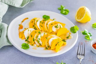 Mozzarella et mangue à la vinaigrette sucrée