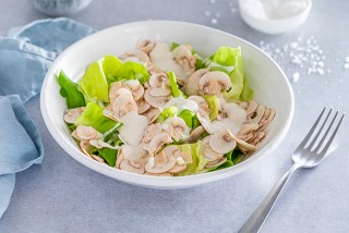 Salade de champignons de Paris à la vinaigrette au raifort