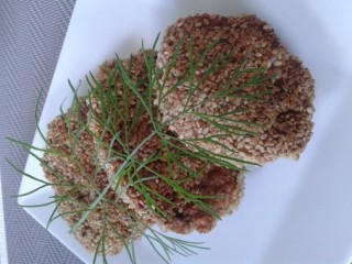 Eierkoteletts mit Sesam