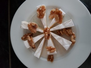 Snack mit Schimmelkäse und Nüssen