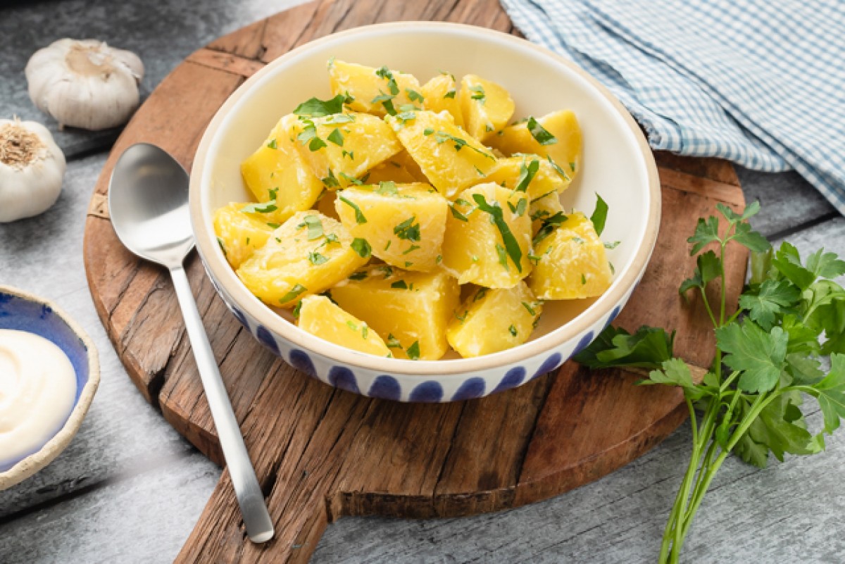 Potatoes with alioli sauce