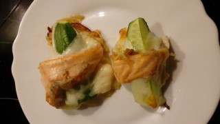 Lachsröllchen mit Mozzarellakäse und Gurke