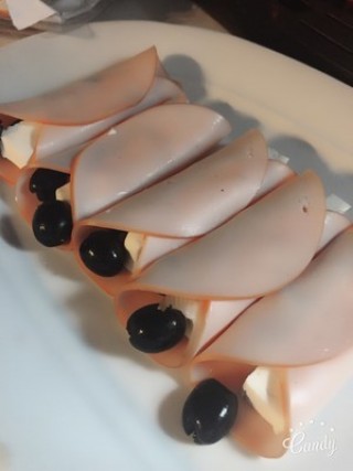 Schinkenröllchen mit Feta-Käse und Oliven
