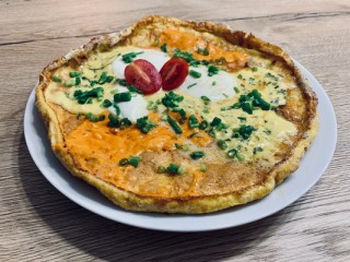 Käse-Omelett in Kräutern