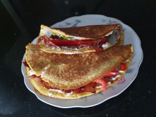 Wrap mit Speck, Zwiebeln und Paprika