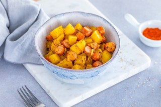 Goulash de pommes de terre avec la saucisse bavaroise