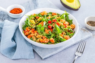 Salade de quinoa, avocat, tomates et poivrons