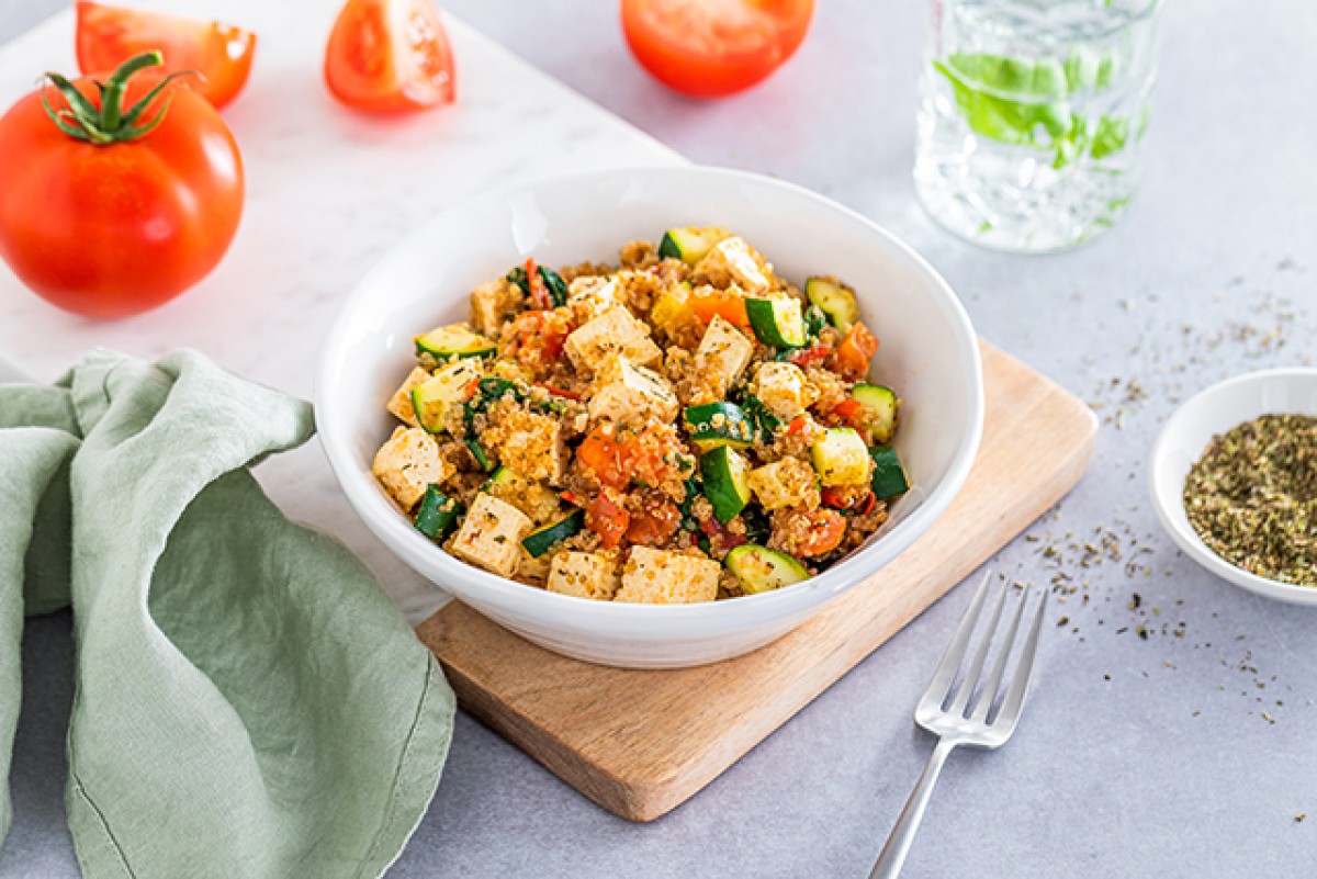 Bowl de quinoa, tofu et légumes