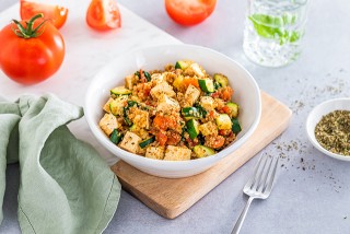 Bowl de quinoa, tofu et légumes