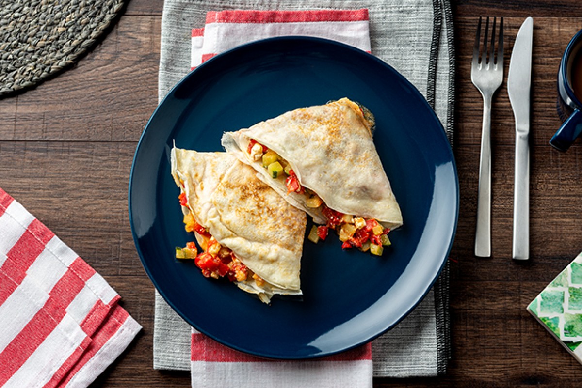 Crêpes aux poivrons, tomates, courgettes et à la feta