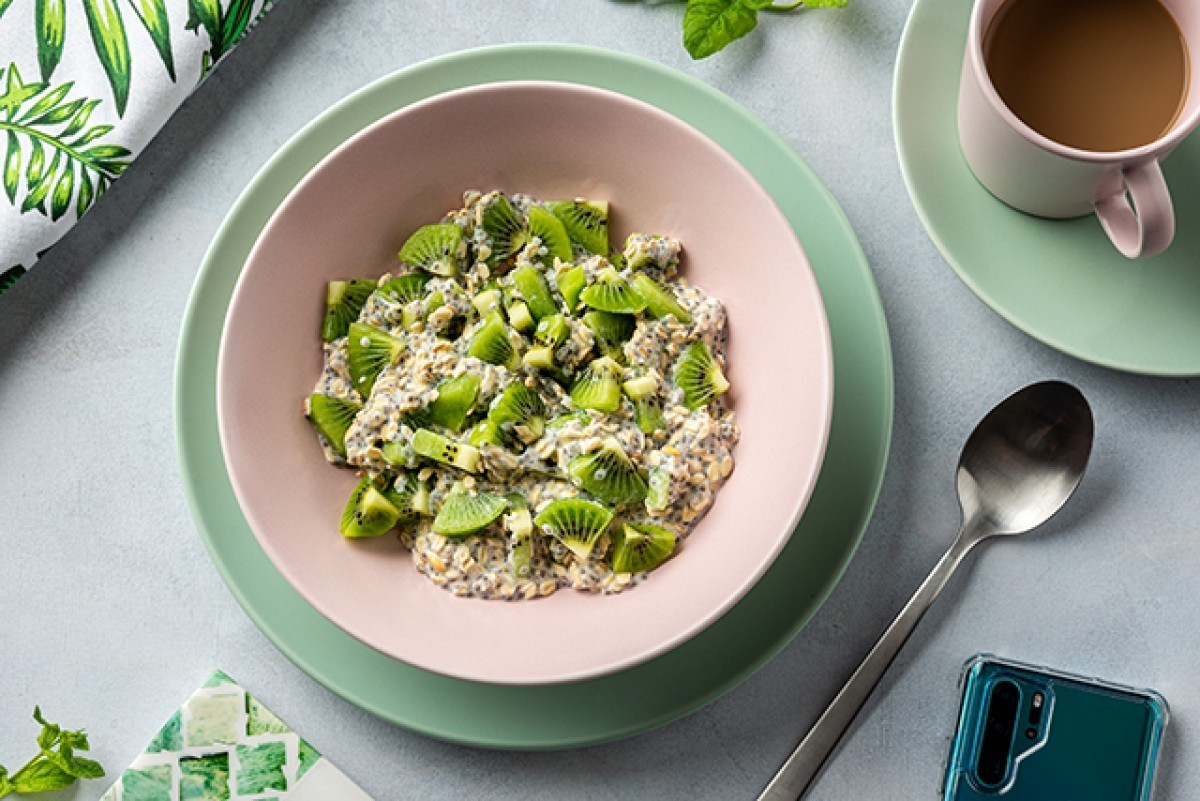 Porridge aux graines de chia, au miel et kiwi