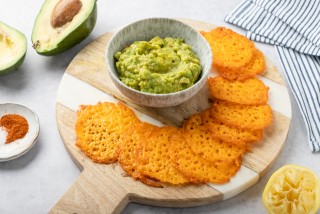 Cheese crisps with guacamole
