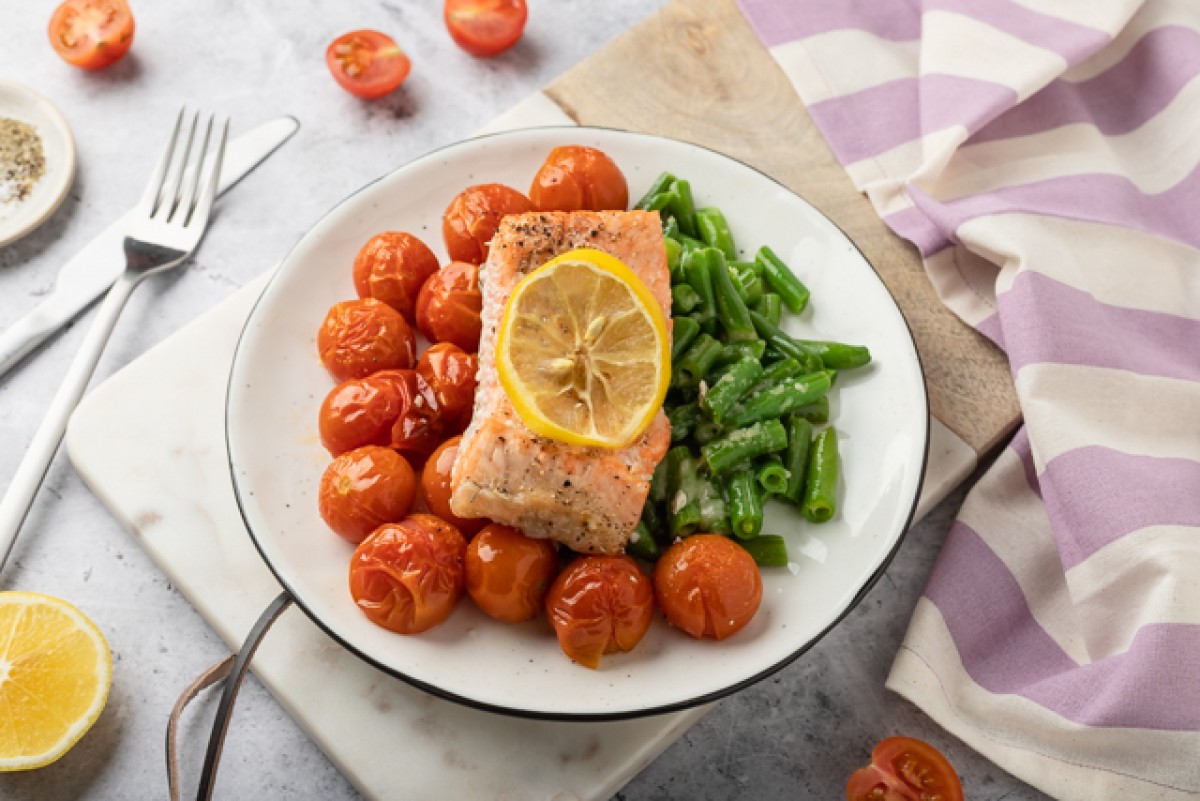 Baked salmon and tomatoes on green beans