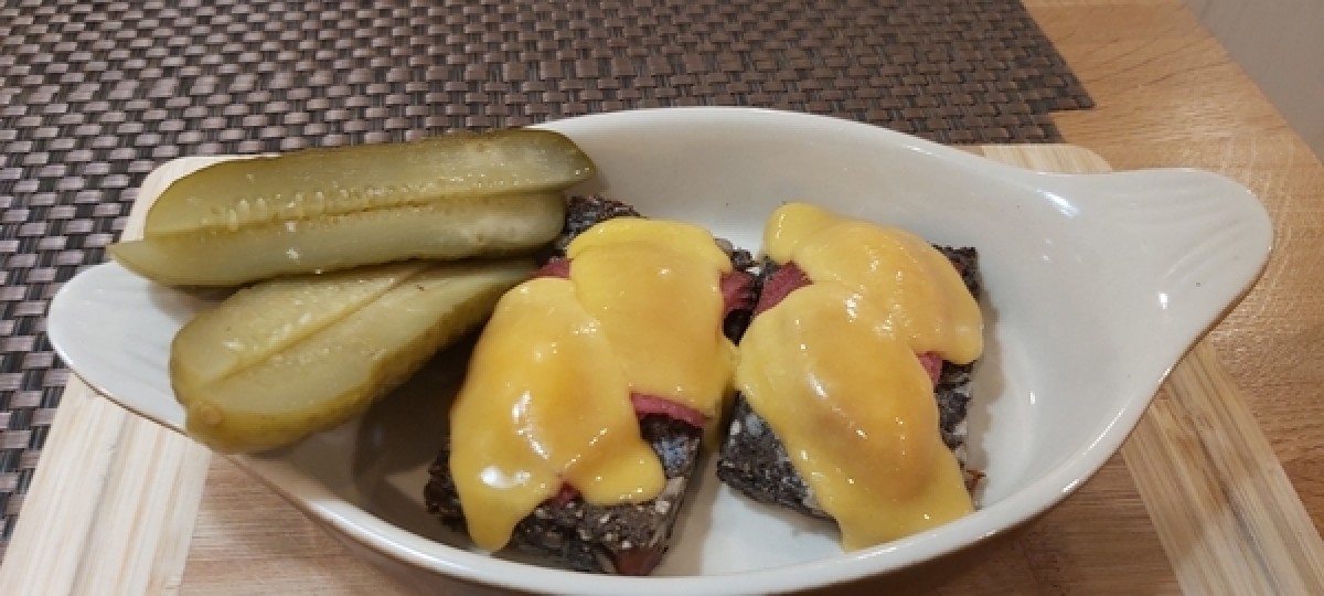 Croutons mit Käse, Salami und Gurke