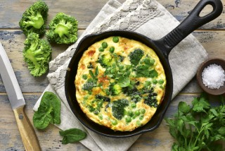Brokkoli-Omelett mit Champignons und Käse