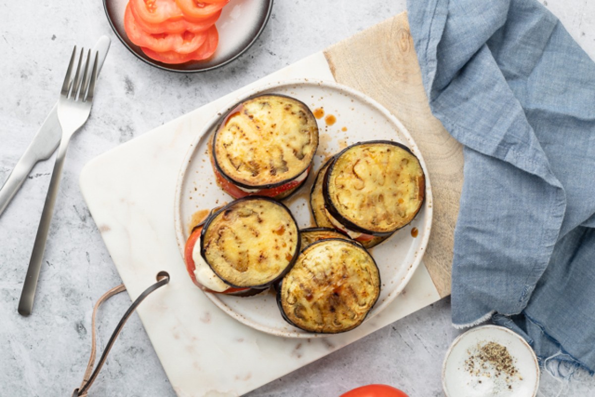 Berenjena al horno con mozzarella y tomate