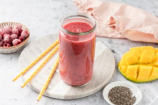 Cóctel de mango, frambuesa y chía