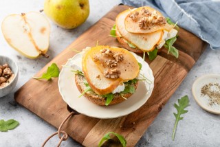 Tostadas con pera, queso azul y nueces