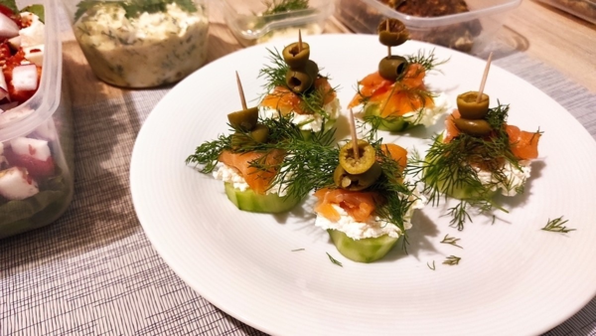 Fingerfood mit Räucherlachs, Oliven und Frischkäse