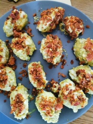 Bällchen aus Avocado, Ei und Speck