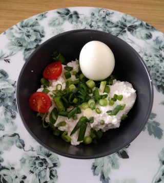 Hüttenkäse mit Schnittlauch und weichgekochtem Ei