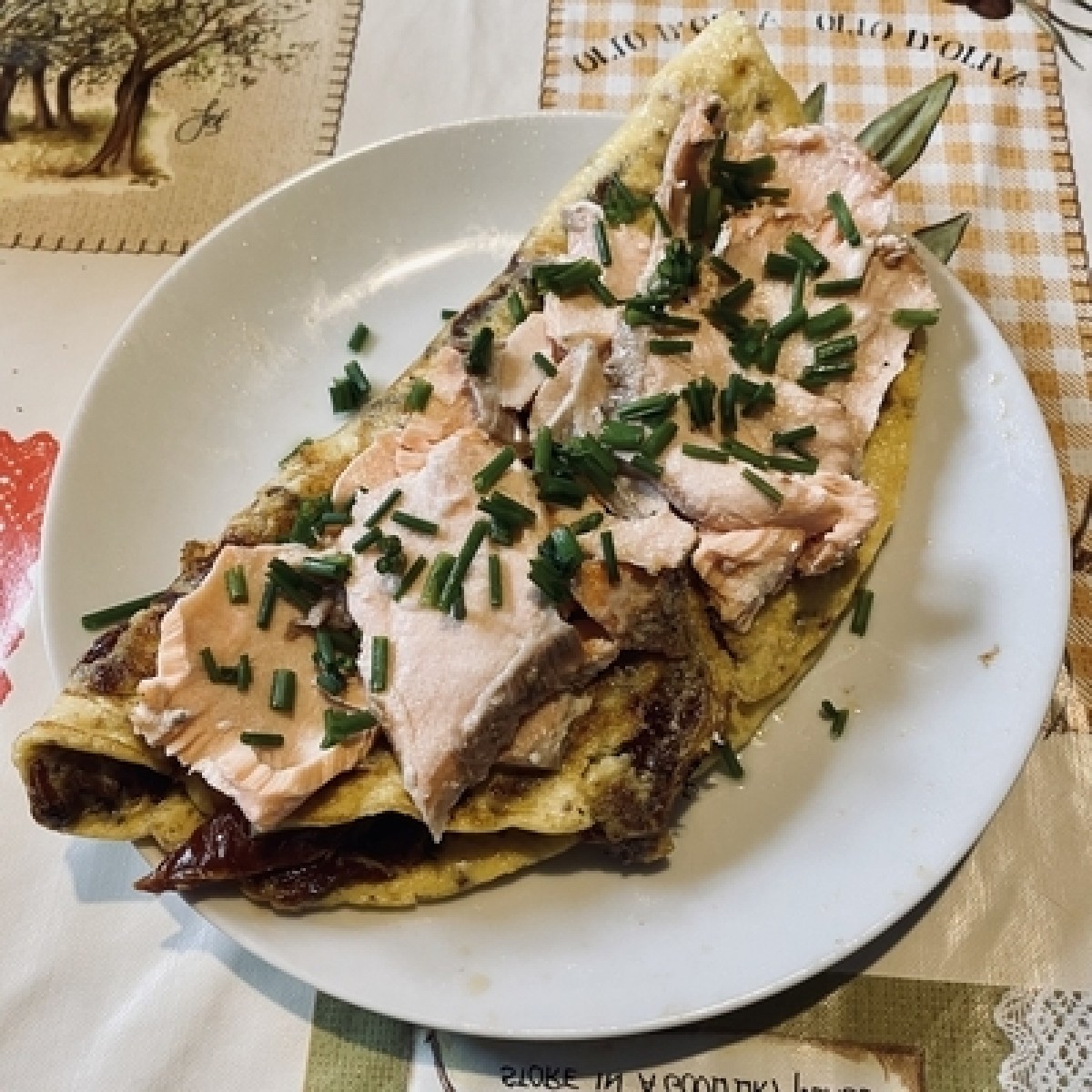 Omelett mit Lachs und getrockneten Tomaten