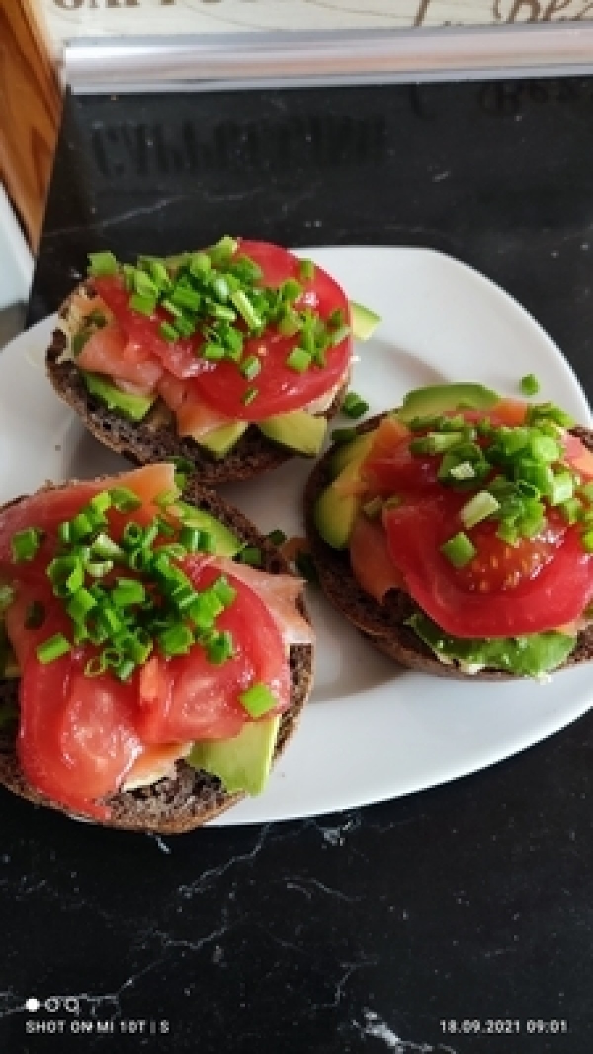 Sandwiches mit geräuchertem Lachs und Avocado