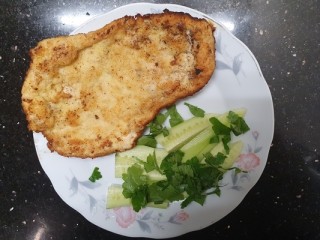 Schnitzel à la Schweinekoteletts mit Kokosmehl und Gurke