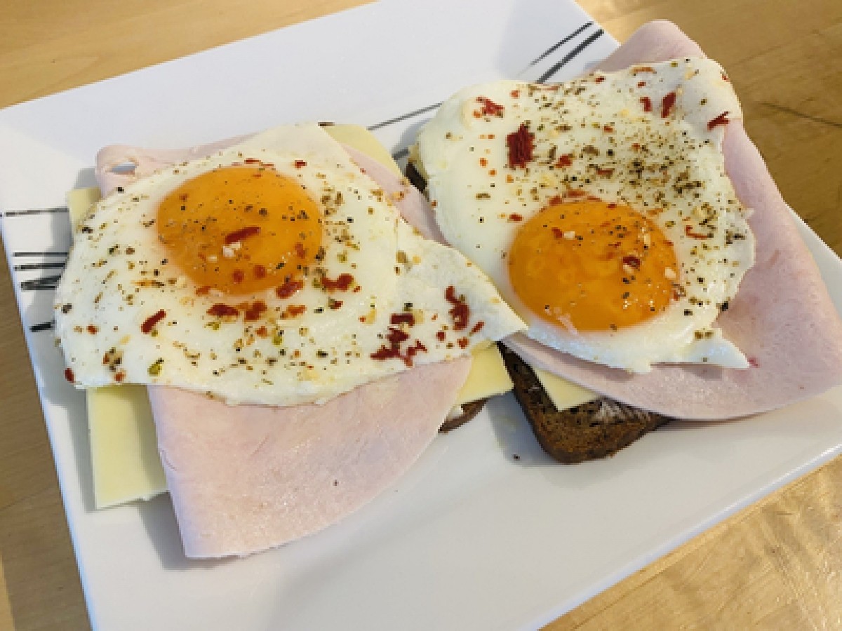 Sandwiches mit Mayonnaise, Käse, Ei und Schinken