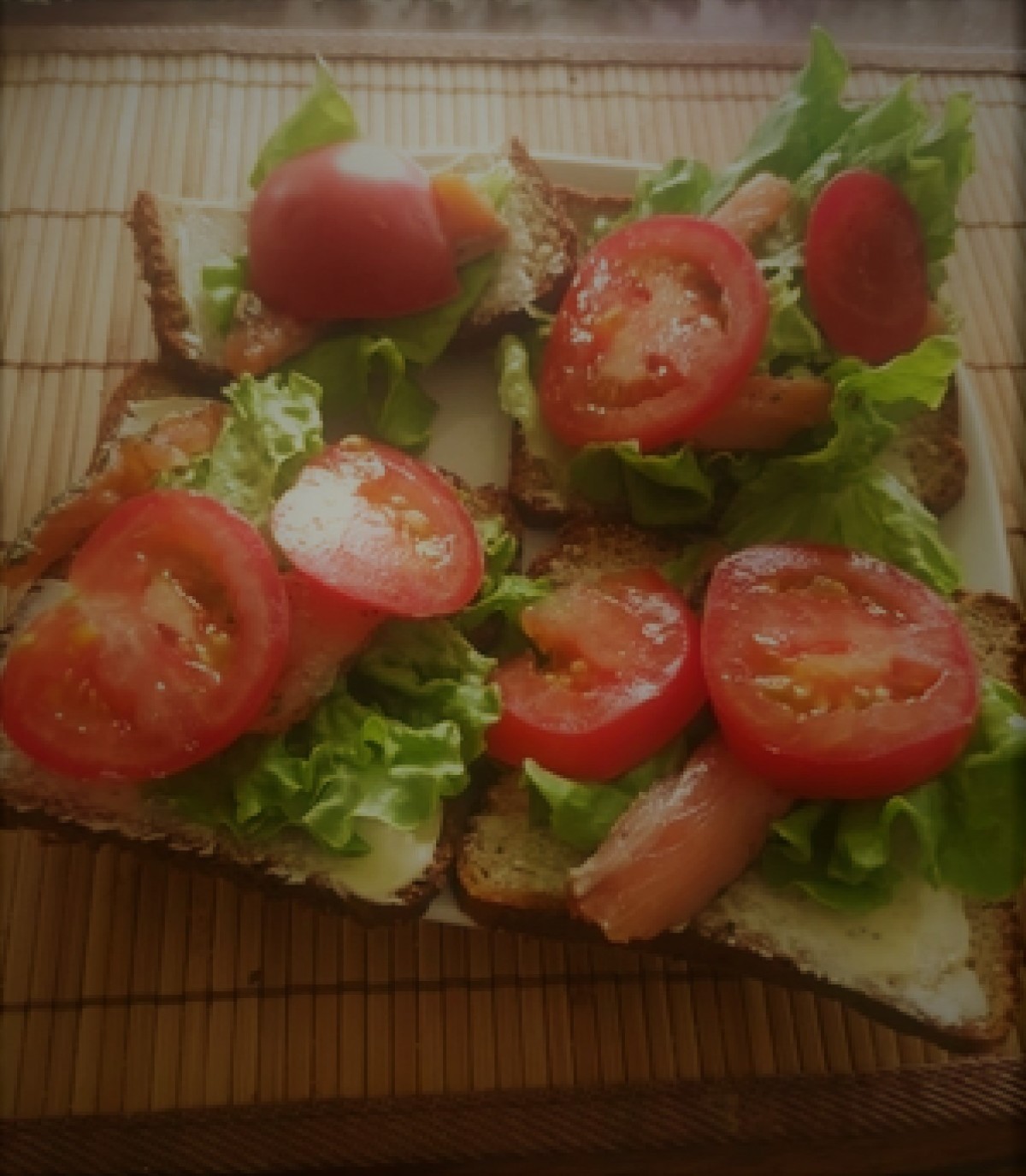 Sandwiches mit geräuchertem Lachs, Salat und Tomate