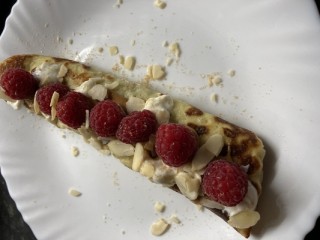 Mascarpone-Pfannkuchen mit Erdnussbutter und Himbeeren