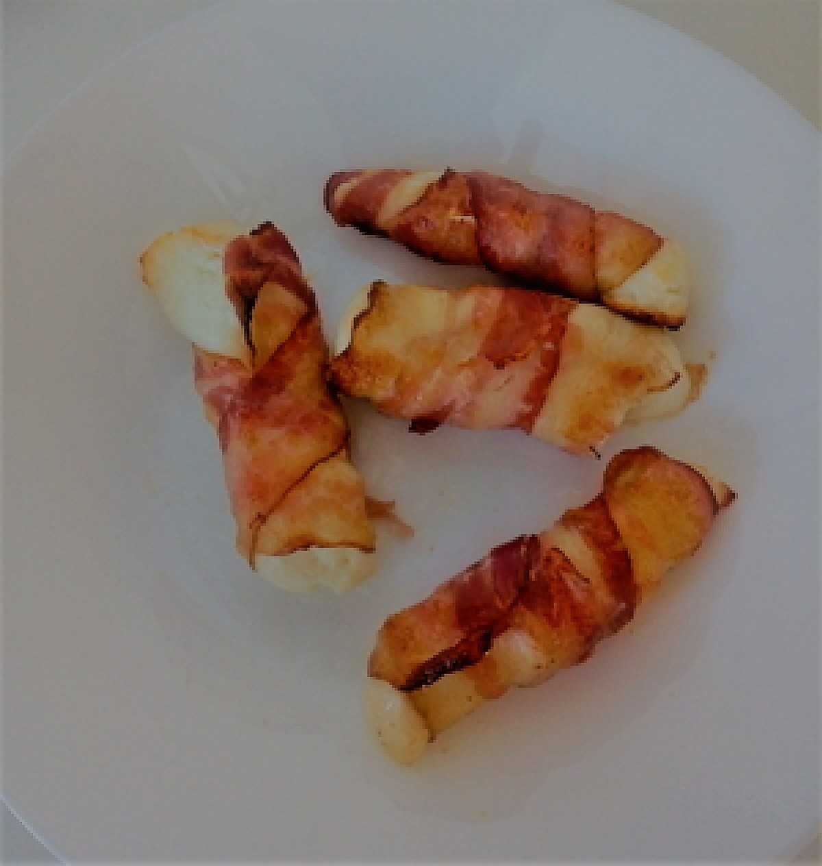 Gebackener Halloumi-Käse im Speckmantel