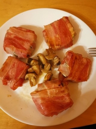 Zucchini im Speckmantel mit Champignons