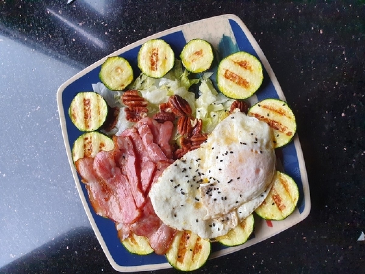 Gegrillte Zucchini mit Spiegelei, Speck und Salat