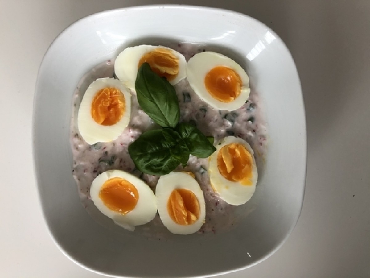 Eier in Sahne mit Schnittlauch und Radieschen