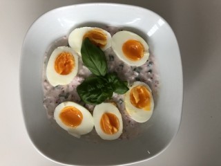 Eier in Sahne mit Schnittlauch und Radieschen