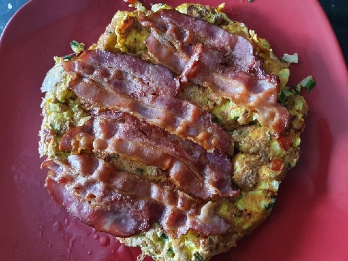 Omelett mit Gemüse und Speck