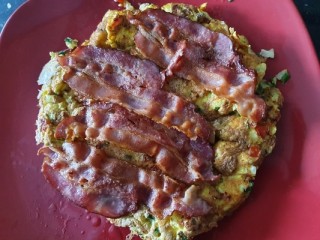 Omelett mit Gemüse und Speck