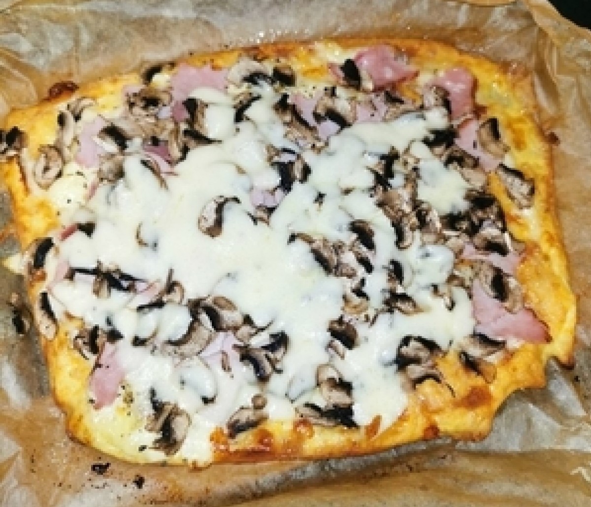 Käsepizza mit Mayonnaisesauce, Schinken und Champignons