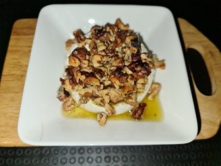 Gebackener Camembertkäse mit Nüssen