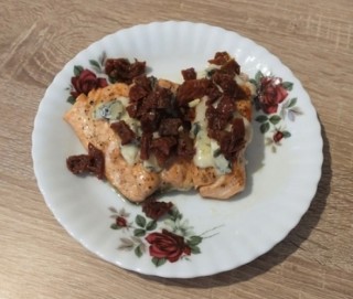Lachs mit Schimmelkäse überbacken