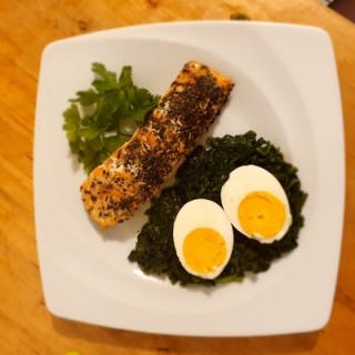 Gebackener Fisch mit Ei und Spinat