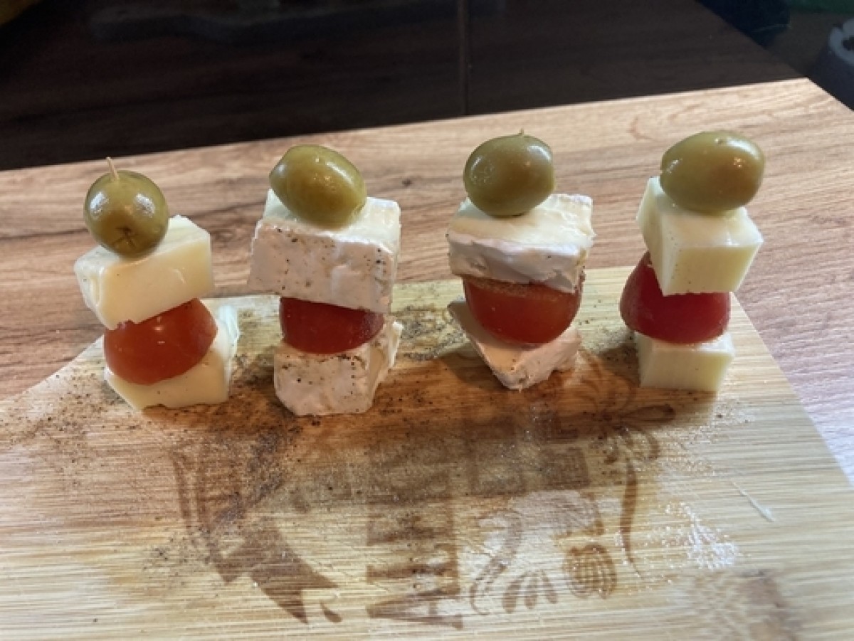 Schnittchen mit zwei Käsesorten und Kirschtomaten