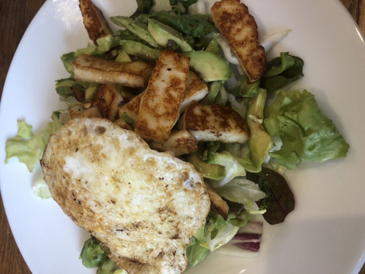 Salat mit Spiegelei, Halloumi-Käse und Avocado